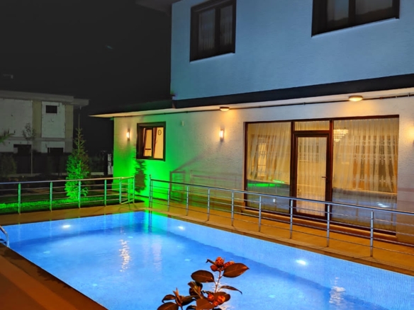 SEZONLUK SAHİLE YAKIN FULL EŞYALI KİRALIK 5+1 VİLLA