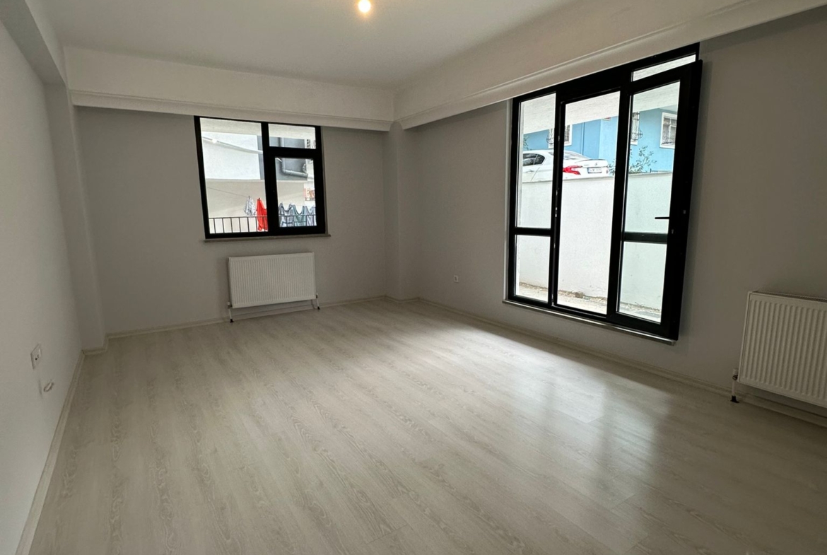 ÇEKMEKÖY ÇAMLIK MAH. BAHCE KULLANIMLI 2+1 SATILIK DAİRE