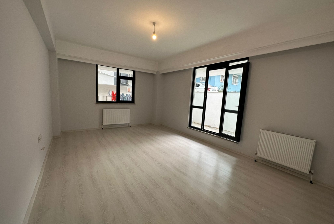 ÇEKMEKÖY ÇAMLIK MAH. BAHCE KULLANIMLI 2+1 SATILIK DAİRE