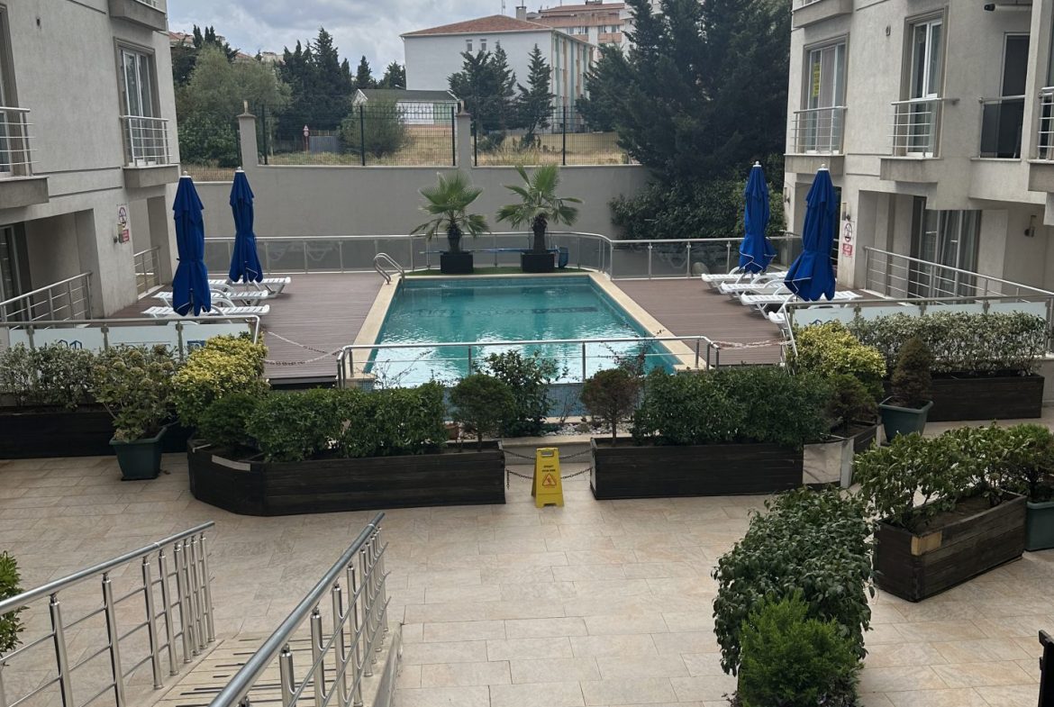 INSIDE THE SITE WITH POOL FRONT ISKANLI 3+1 ARAKAT FLAT FOR SALE