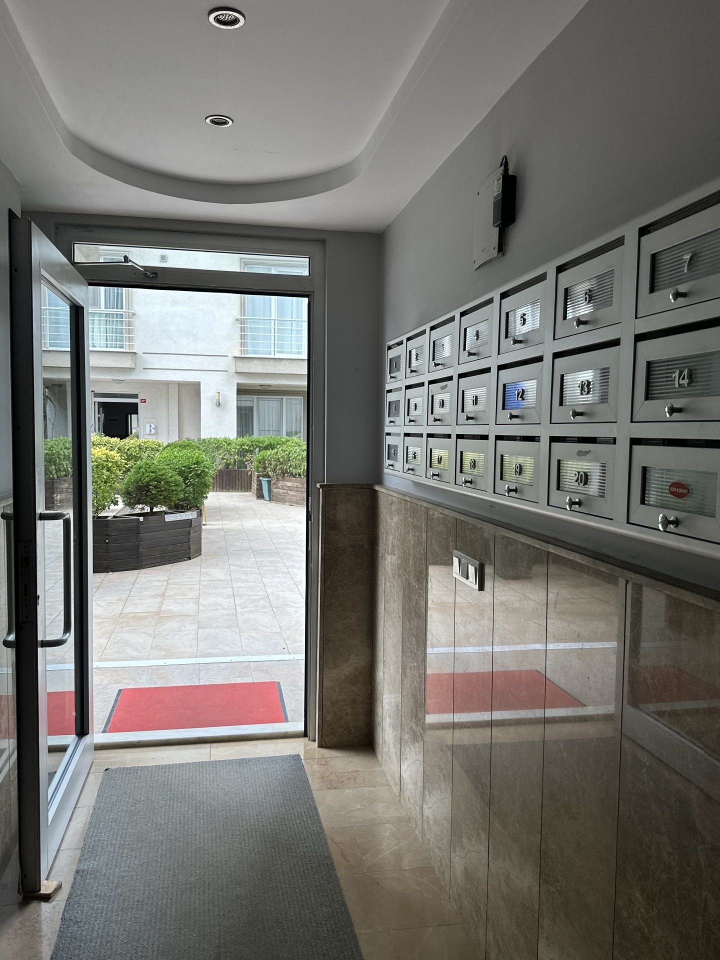 INSIDE THE SITE WITH POOL FRONT ISKANLI 3+1 ARAKAT FLAT FOR SALE
