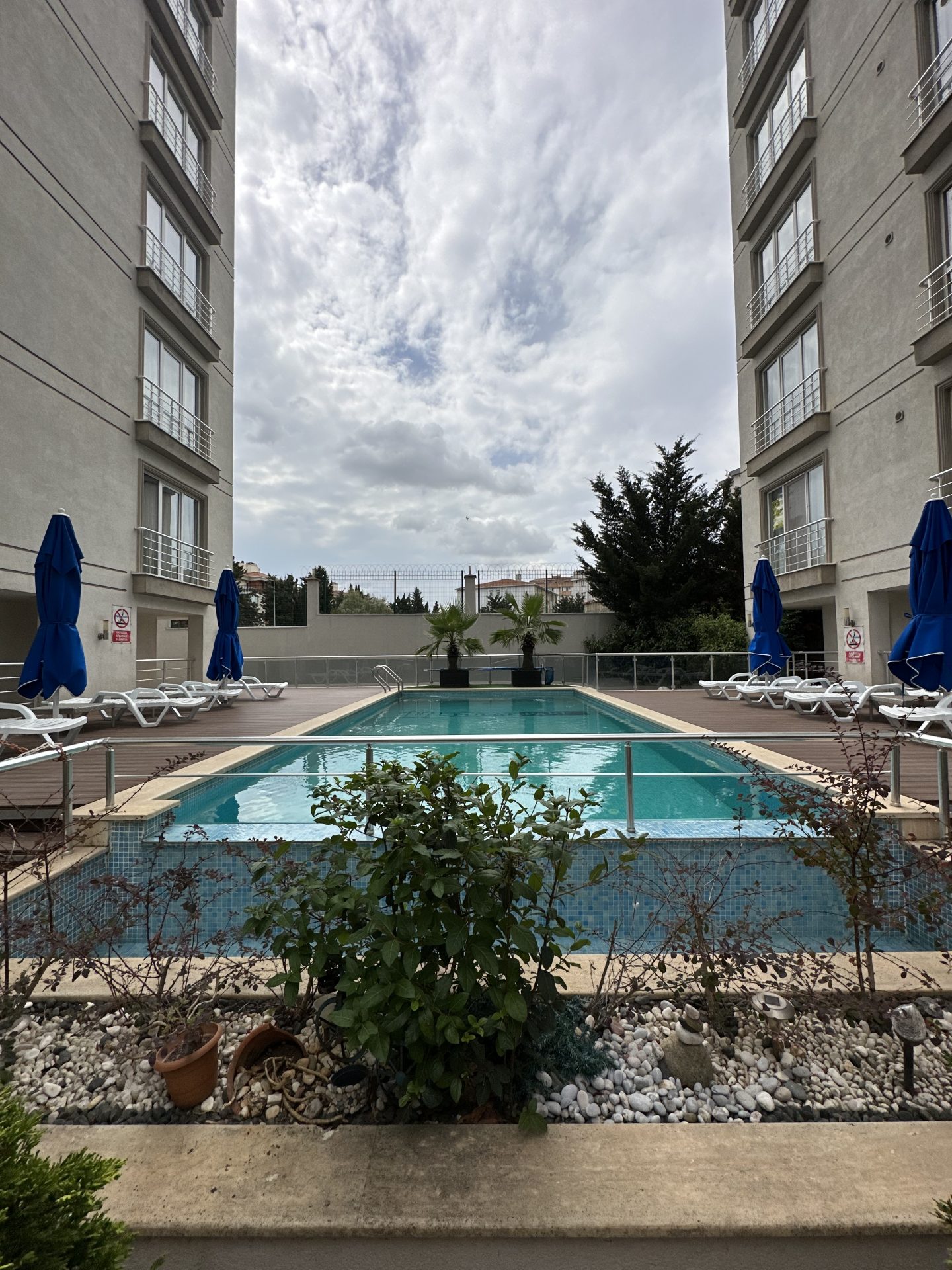 INSIDE THE SITE WITH POOL FRONT ISKANLI 3+1 ARAKAT FLAT FOR SALE