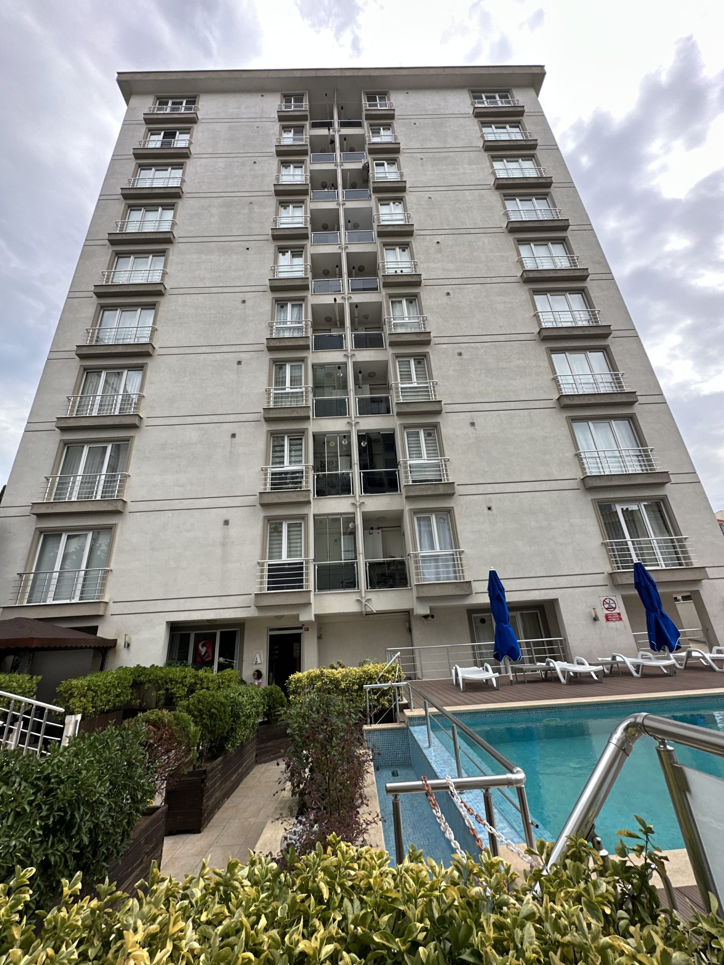 INSIDE THE SITE WITH POOL FRONT ISKANLI 3+1 ARAKAT FLAT FOR SALE