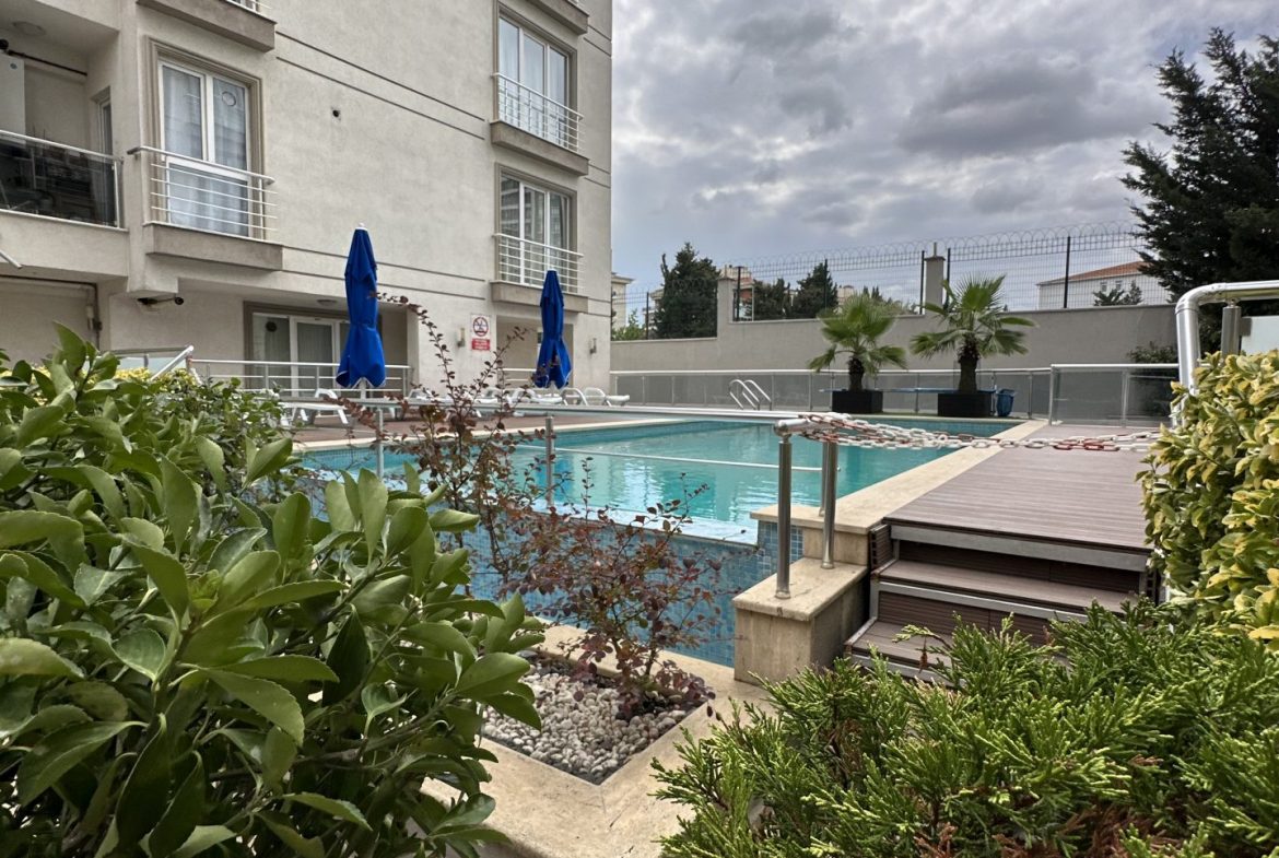 INSIDE THE SITE WITH POOL FRONT ISKANLI 3+1 ARAKAT FLAT FOR SALE