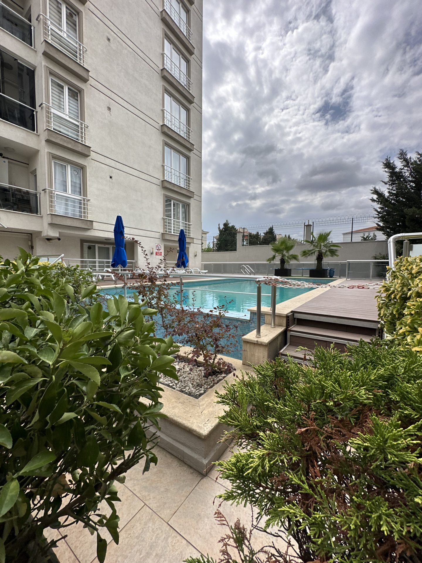 INSIDE THE SITE WITH POOL FRONT ISKANLI 3+1 ARAKAT FLAT FOR SALE