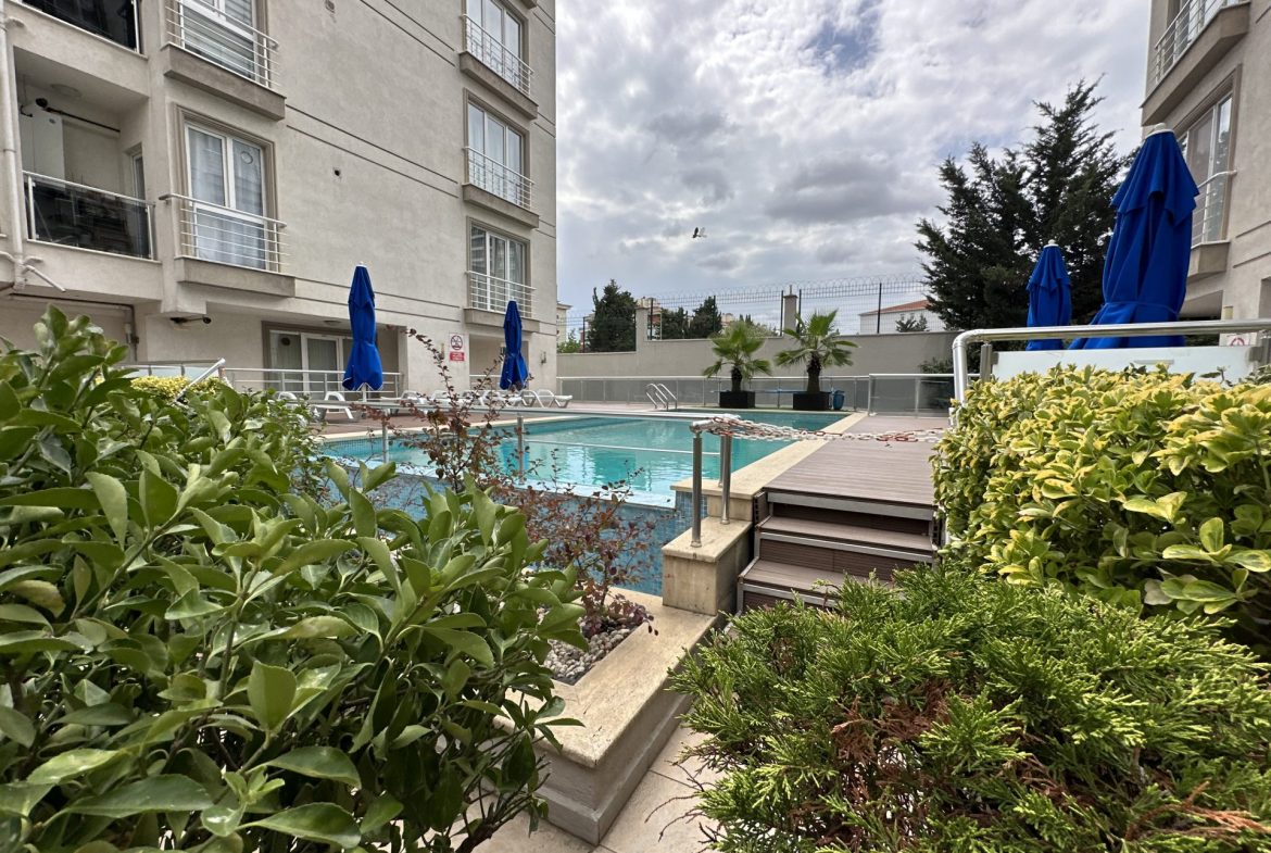 INSIDE THE SITE WITH POOL FRONT ISKANLI 3+1 ARAKAT FLAT FOR SALE