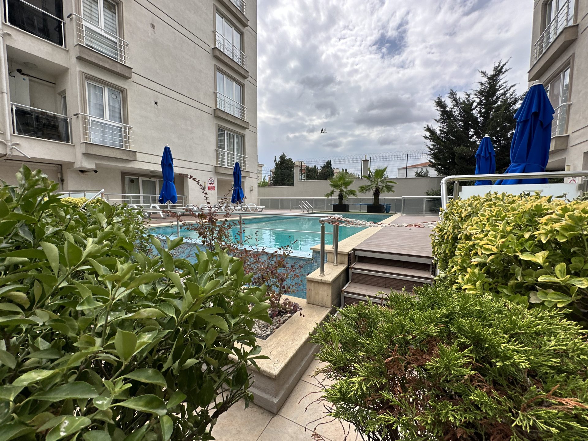 INSIDE THE SITE WITH POOL FRONT ISKANLI 3+1 ARAKAT FLAT FOR SALE